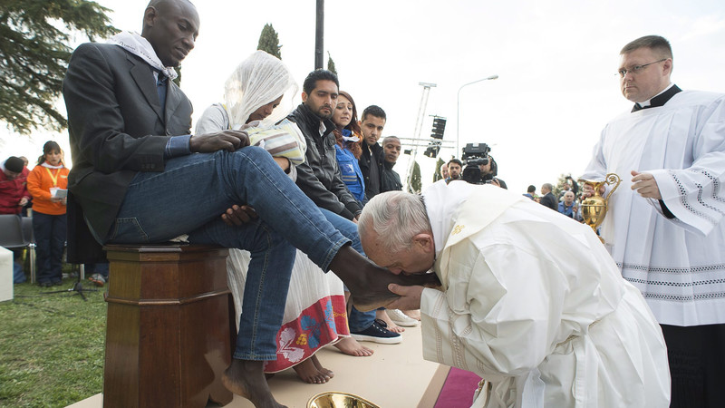 Menekültek lábfejét csókolta Ferenc pápa